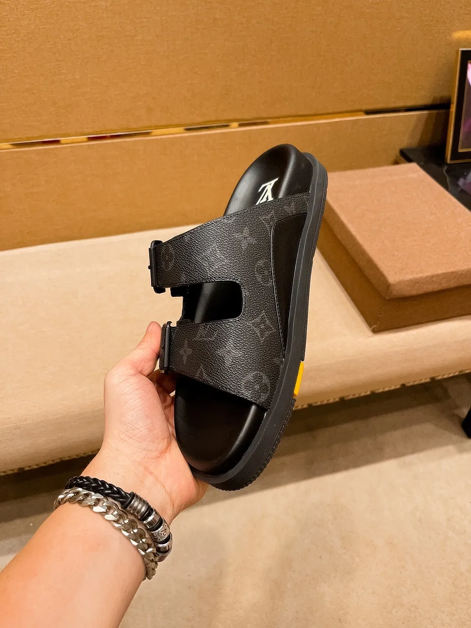 Men's shoes 💰 380 💰 New model on the market 🔥 [LV 🔥 Slippers] High-end 1:1 mold customization of first-layer cowhide, original upgraded version of the outsole, lighter and non-slip. The market's top quality, fashionable and trendy, versatile and popular, simple yet tasteful, a must-have for fashionistas, exuding a fashionable and casual atmosphere, fashion is at your feet, full of confidence, the same style at the counter 👍The season of spring and summer slippers is here, they are super beautiful to wear, 38-44, multiple colors available🔥